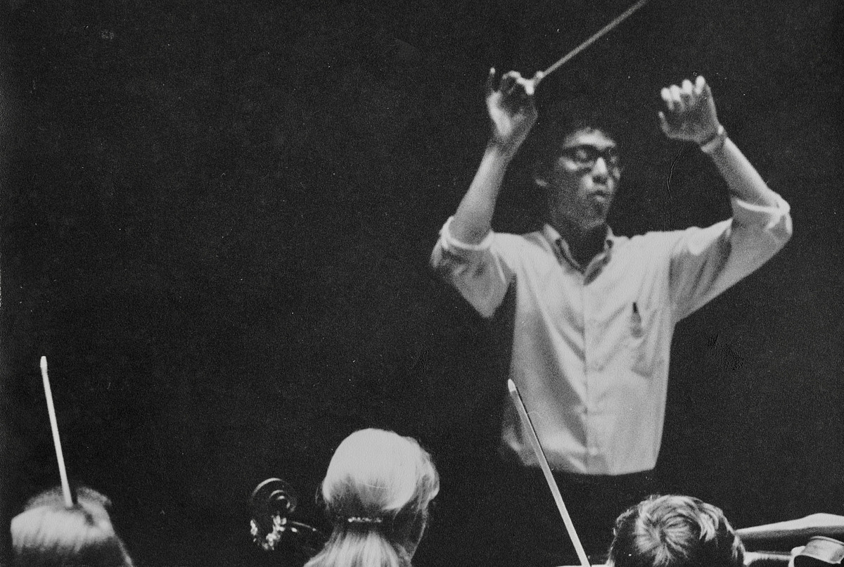 Dennis Kam conducting